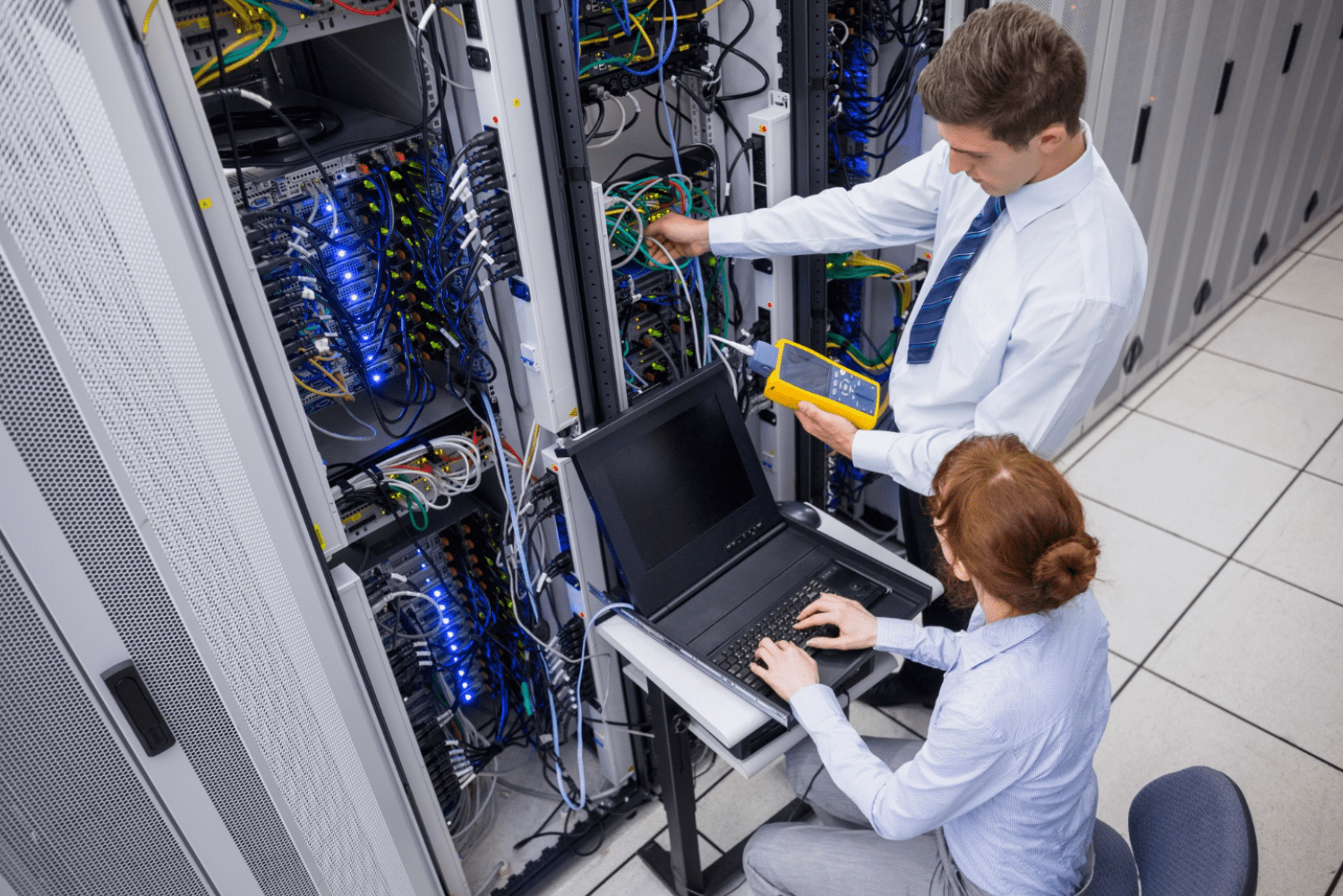 team-technicians-using-digital-cable-analyser-servers Team of technicians using digital cable analyser on servers